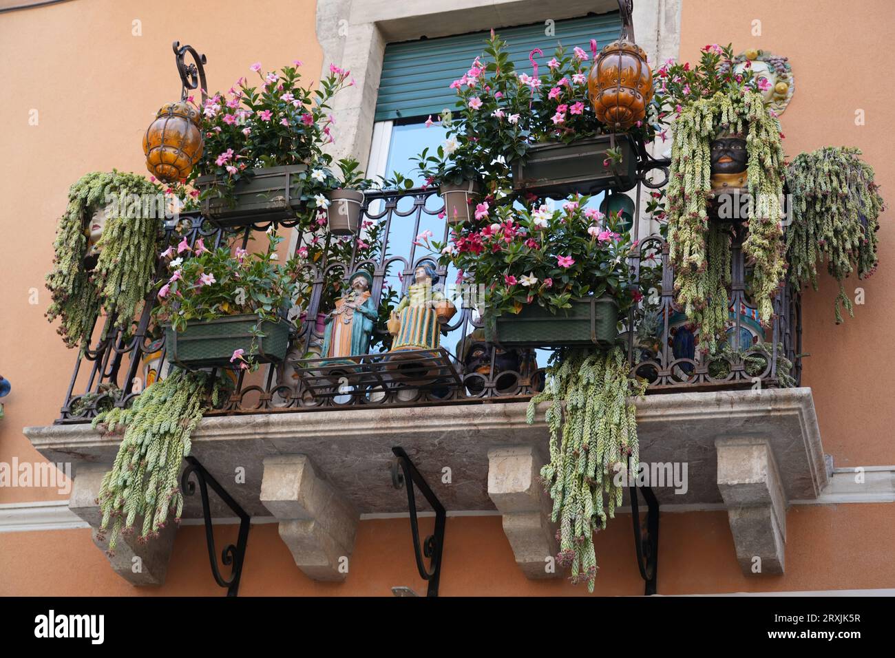 Typische Balkondekorationen in Taormina, Sizilien, Italien Stockfoto