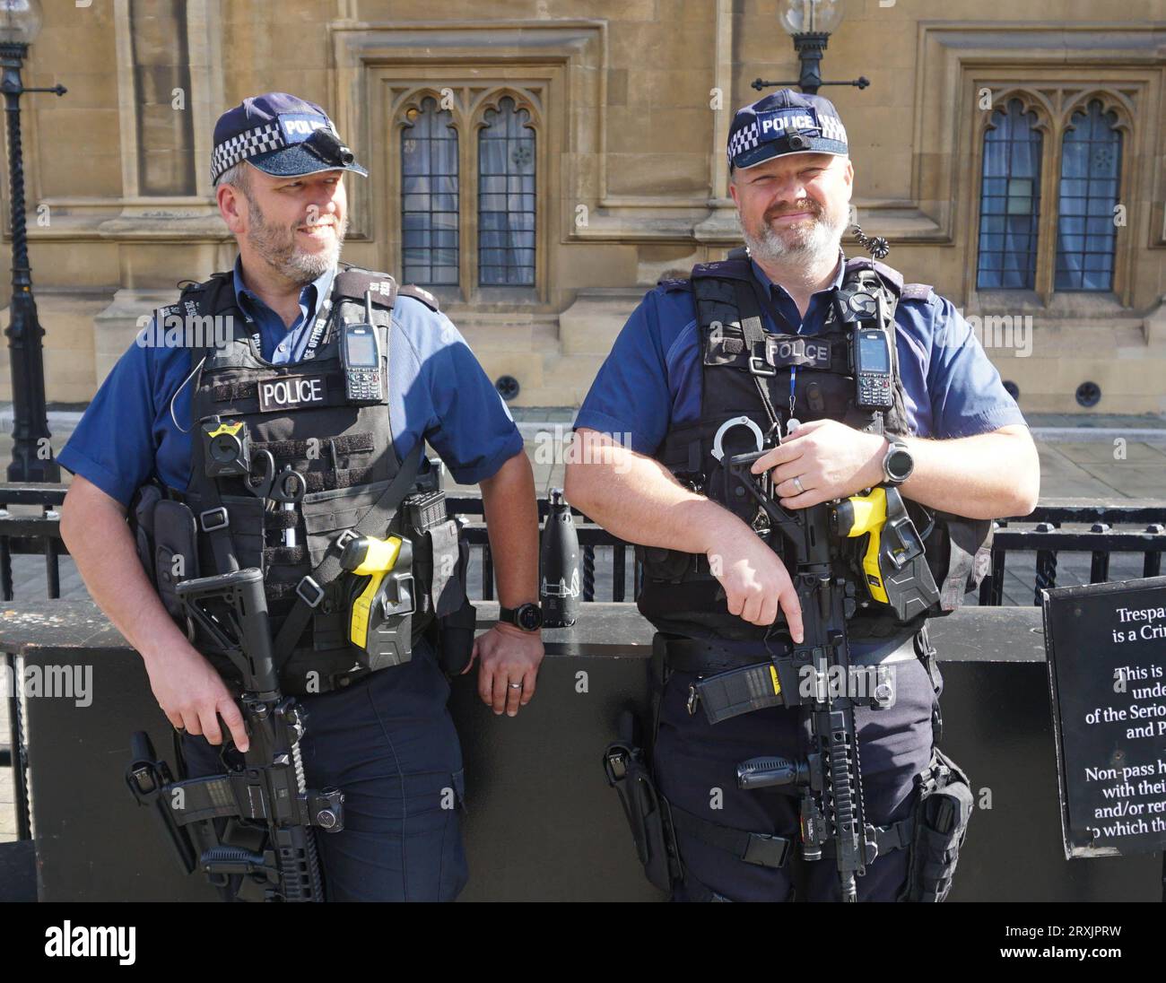 Zwei bewaffnete Polizeibeamte, die im Houses of Parliament in London im Dienst sind Stockfoto