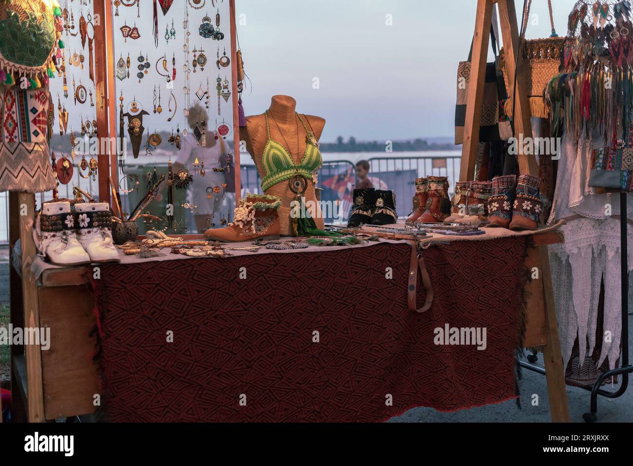 Belgrad, Serbien, 24. August 2023: Ein Handwerksstand am Donauufer in Zemun Stockfoto