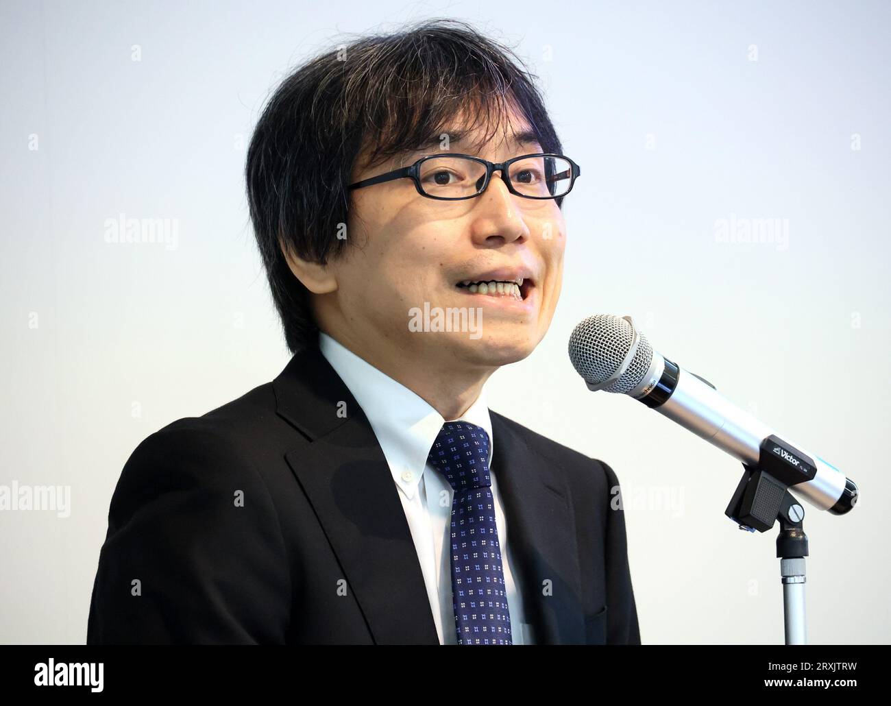 Tokio, Japan. September 2023 26. Toru Yamamoto, Senior Researcher der Japan Aerospace Exploration Agency (JAXA), spricht über die nächste Mission des japanischen Raumfahrtunternehmens Astroscale ADRAS-J, aktive Trümmerentfernung durch Astroscale-Japan, die versuchen wird, auf einer Pressekonferenz in der Umlaufbahn von Tokio am Dienstag in der Nähe von Trümmern der oberen Phase der H2A-Rakete zu begutachten und sie zu treffen. September 26, 2023. Kredit: Aflo Co. Ltd./Alamy Live News Stockfoto