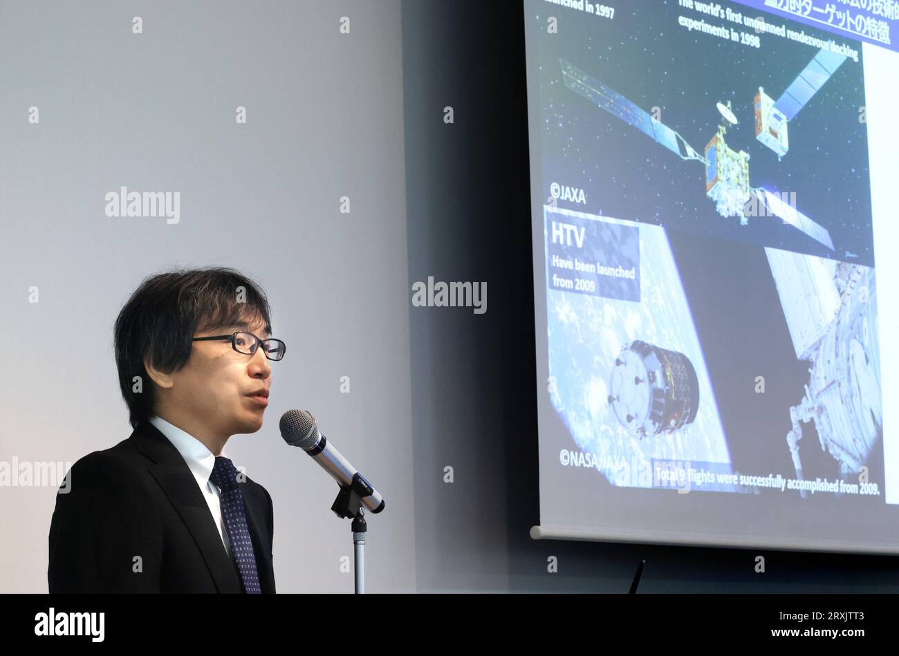 Tokio, Japan. September 2023 26. Toru Yamamoto, Senior Researcher der Japan Aerospace Exploration Agency (JAXA), spricht über die nächste Mission des japanischen Raumfahrtunternehmens Astroscale ADRAS-J, aktive Trümmerentfernung durch Astroscale-Japan, die versuchen wird, auf einer Pressekonferenz in der Umlaufbahn von Tokio am Dienstag in der Nähe von Trümmern der oberen Phase der H2A-Rakete zu begutachten und sie zu treffen. September 26, 2023. Kredit: Aflo Co. Ltd./Alamy Live News Stockfoto