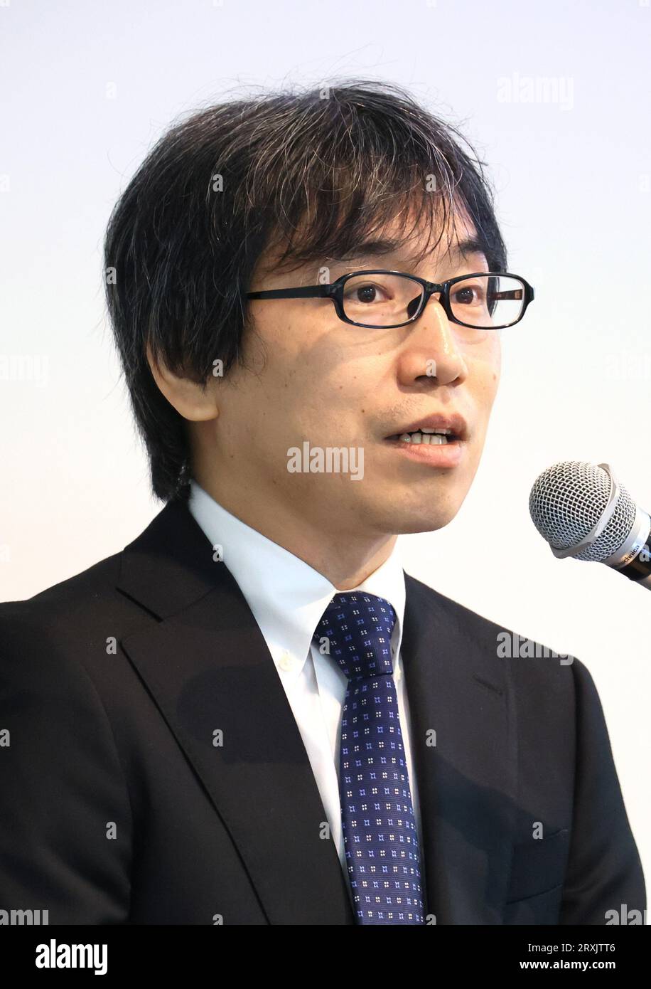 Tokio, Japan. September 2023 26. Toru Yamamoto, Senior Researcher der Japan Aerospace Exploration Agency (JAXA), spricht über die nächste Mission des japanischen Raumfahrtunternehmens Astroscale ADRAS-J, aktive Trümmerentfernung durch Astroscale-Japan, die versuchen wird, auf einer Pressekonferenz in der Umlaufbahn von Tokio am Dienstag in der Nähe von Trümmern der oberen Phase der H2A-Rakete zu begutachten und sie zu treffen. September 26, 2023. Kredit: Aflo Co. Ltd./Alamy Live News Stockfoto