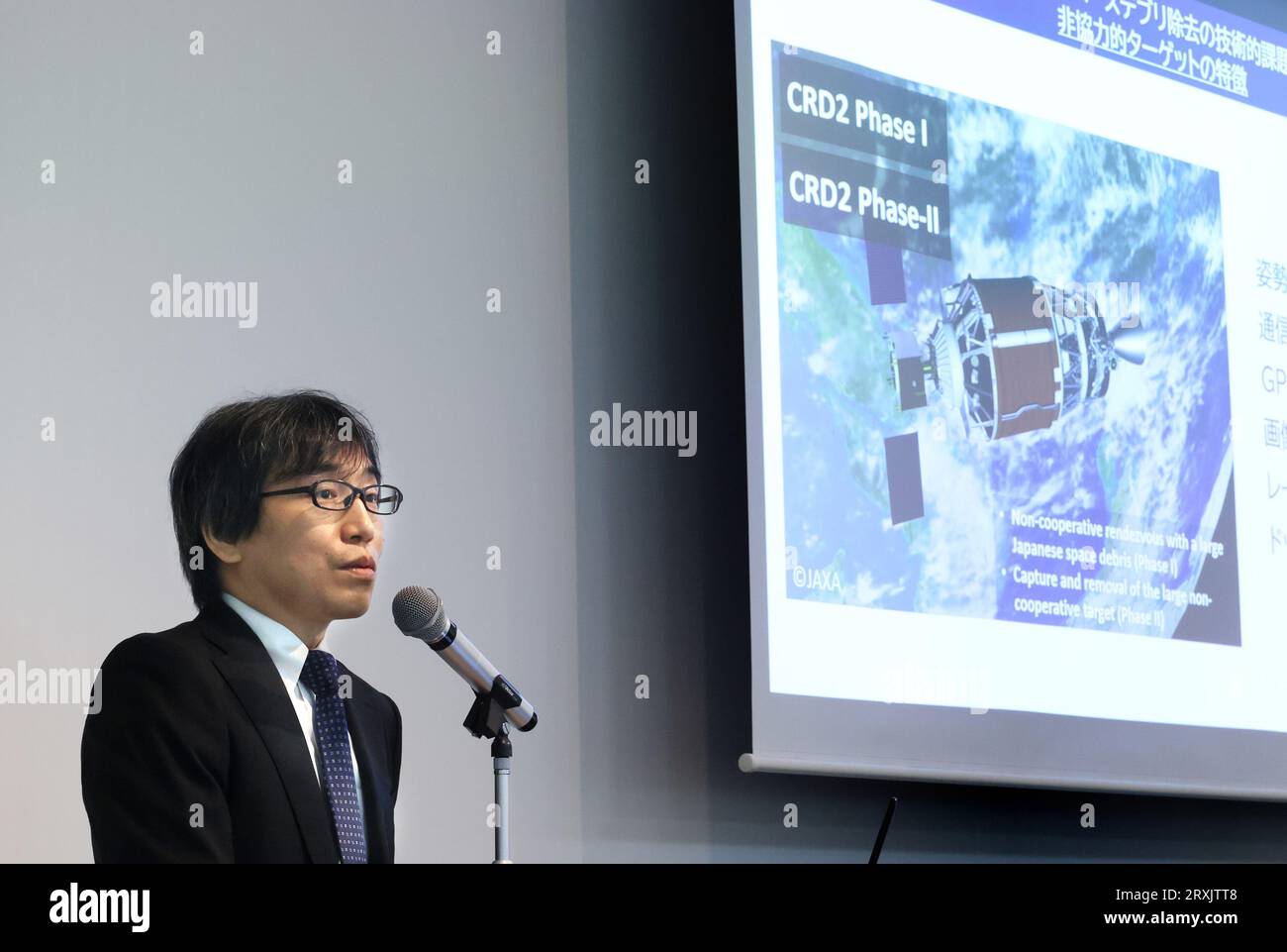 Tokio, Japan. September 2023 26. Toru Yamamoto, Senior Researcher der Japan Aerospace Exploration Agency (JAXA), spricht über die nächste Mission des japanischen Raumfahrtunternehmens Astroscale ADRAS-J, aktive Trümmerentfernung durch Astroscale-Japan, die versuchen wird, auf einer Pressekonferenz in der Umlaufbahn von Tokio am Dienstag in der Nähe von Trümmern der oberen Phase der H2A-Rakete zu begutachten und sie zu treffen. September 26, 2023. Kredit: Aflo Co. Ltd./Alamy Live News Stockfoto