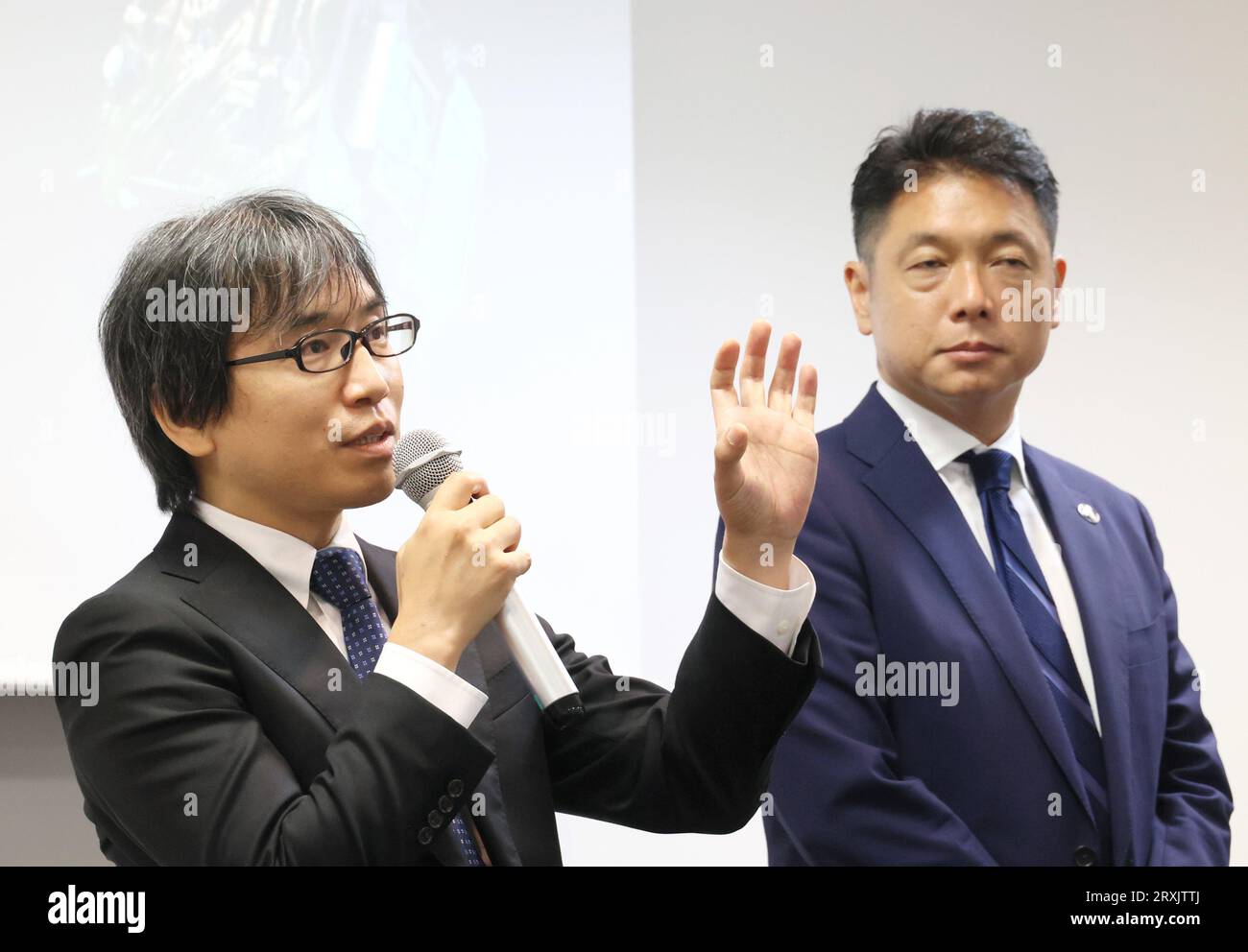 Tokio, Japan. September 2023 26. Toru Yamamoto (L), Senior Researcher der Japan Aerospace Exploration Agency (JAXA), spricht über die nächste Mission des japanischen Raumfahrtunternehmens Astroscale ADRAS-J, aktive Trümmerentfernung durch Astroscale-Japan, die versuchen wird, auf einer Pressekonferenz in der Umlaufbahn von Tokio am Dienstag in der Nähe von Trümmern der H2A-Rakete zu berichten und sie zu treffen. am 26. September 2023, während Astroscale Holdings Gründer und CEO Mitsunobu Okada (R) auf den Plan tritt. Kredit: Aflo Co. Ltd./Alamy Live News Stockfoto