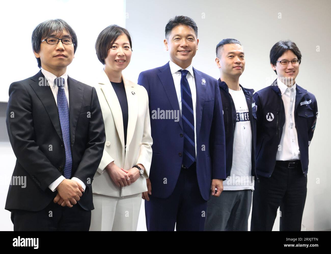 Tokio, Japan. September 2023 26. Japans Weltraumunternehmen Astroscale Holdings Gründer und CEO Mitsunobu Okada (C), der Senior Researcher Toru Yamamoto (L) der Japan Aerospace Exploration Agency (JAXA) und Astroscale-Mitarbeiter posieren für Fotos, während Astroscale über die nächste Mission des Unternehmens ADRAS-J, aktive Trümmerbeseitigung durch Astroscale-Japan, das versuchen wird, sich am Dienstag, dem 26. September 2023, auf einer Pressekonferenz in der Umlaufbahn in Tokio mit Trümmern der oberen Stufe der H2A-Rakete zu verständigen und sie zu treffen. Kredit: Aflo Co. Ltd./Alamy Live News Stockfoto