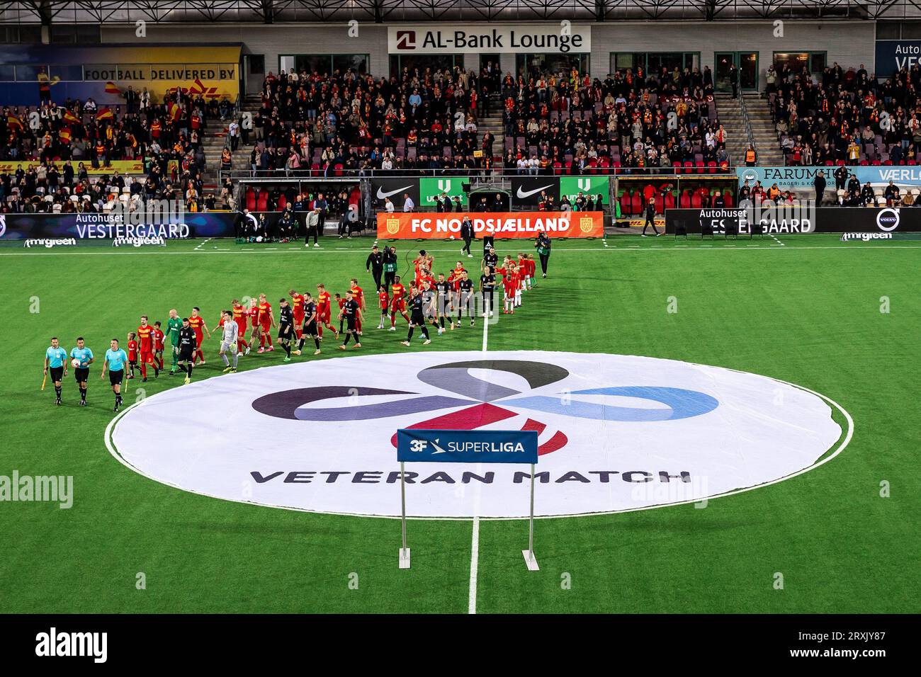 Farum, Dänemark. September 2023 25. Die Spieler der beiden Teams treten für das 3F-Superliga-Spiel zwischen dem FC Nordsjaelland und Hvidovre ins Feld, WENN sie rechts in den Dream Park in Farum sind. (Foto: Gonzales Photo/Alamy Live News Stockfoto