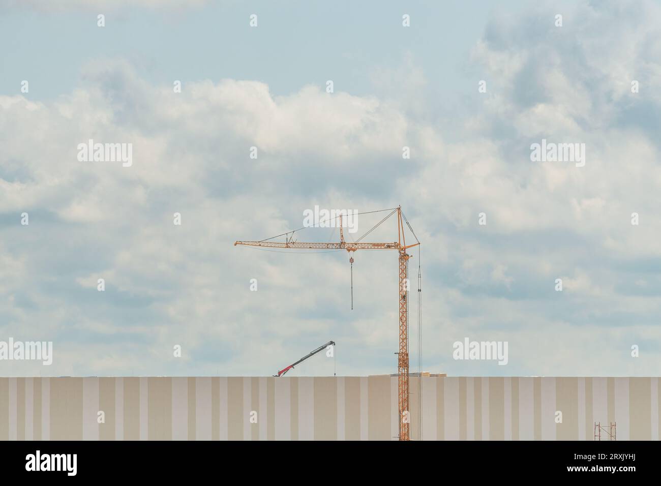 Baukran auf Baustelle, Industrie- und Architekturkonzept, minimalistische Komposition Stockfoto