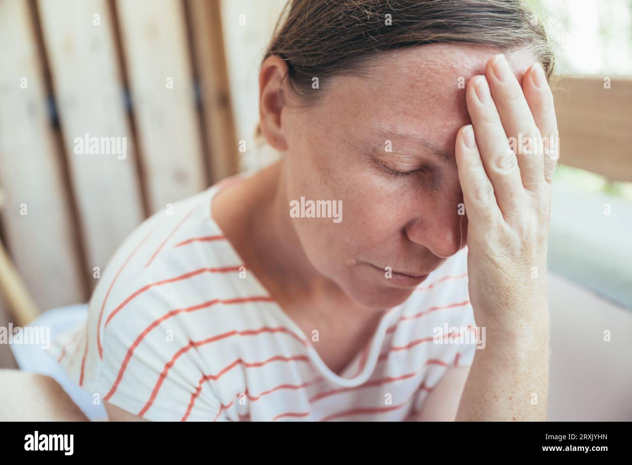 Traurige enttäuschte Frau im Bedauern, selektiver Fokus Stockfoto