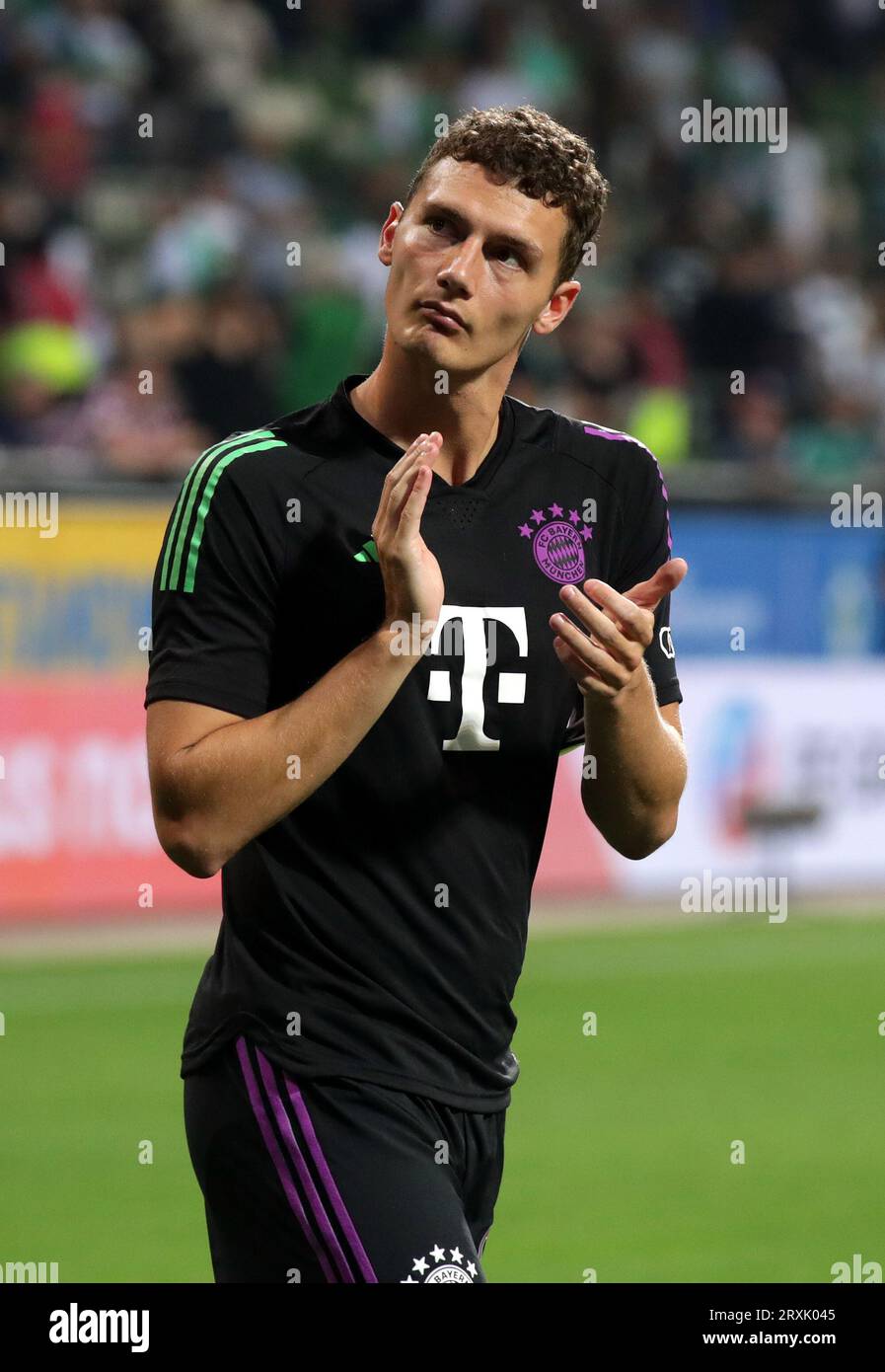 Benjamin Pavard vom FC Bayern München bedankt sich bei den Fans SV Werder Bremen gegen FC Bayern München Fussball 1. Bundesliga Saison 2023/24 1.Spieltag 18.08.2023 Wohninvest Stadion Weser Stadion Bremen © diebilderwelt / Alamy Stock Stockfoto