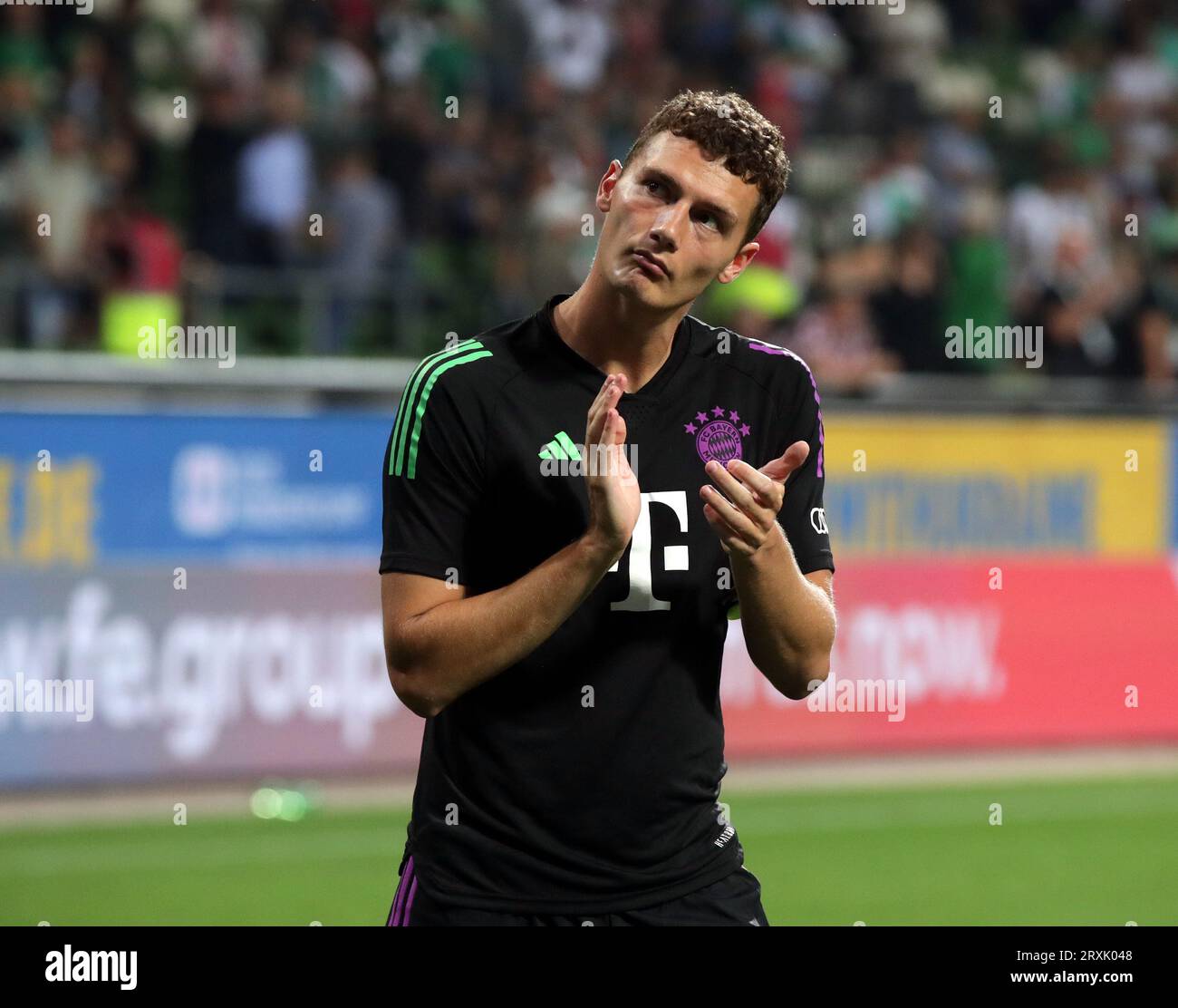 Benjamin Pavard vom FC Bayern München bedankt sich bei den Fans SV Werder Bremen gegen FC Bayern München Fussball 1. Bundesliga Saison 2023/24 1.Spieltag 18.08.2023 Wohninvest Stadion Weser Stadion Bremen © diebilderwelt / Alamy Stock Stockfoto