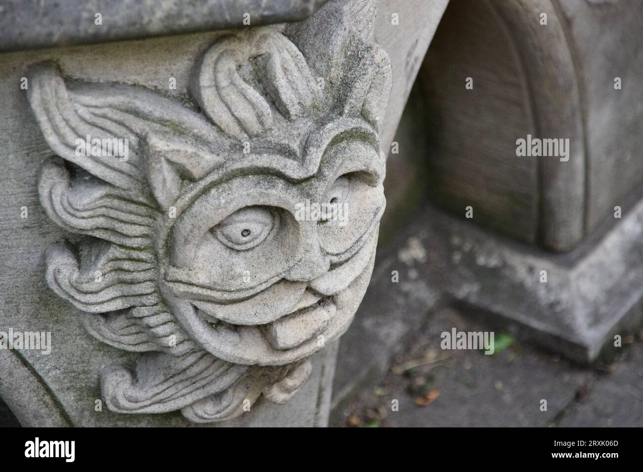 Ein gemeißeltes Gargoyle-Gesicht aus Stein im York Minster. York, Großbritannien. Stockfoto