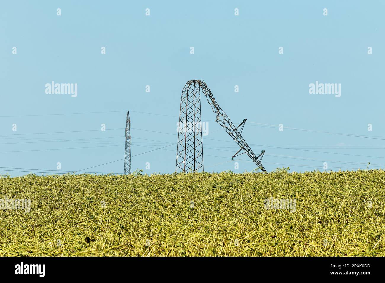 Nach starkem Sommersturm über den Strompylon geknickt, Folgen des Klimawandels Stockfoto