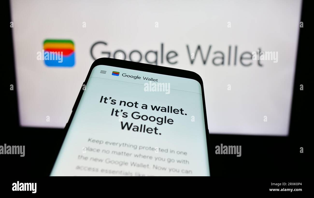 Smartphone mit Website der digitalen Wallet-Anwendung Google Wallet auf dem Bildschirm vor dem Firmenlogo. Konzentrieren Sie sich auf die obere linke Ecke des Telefondisplays. Stockfoto