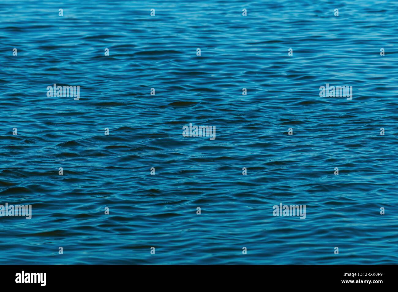 Blaue Donauwasseroberfläche als Hintergrund und natürliche Textur Stockfoto