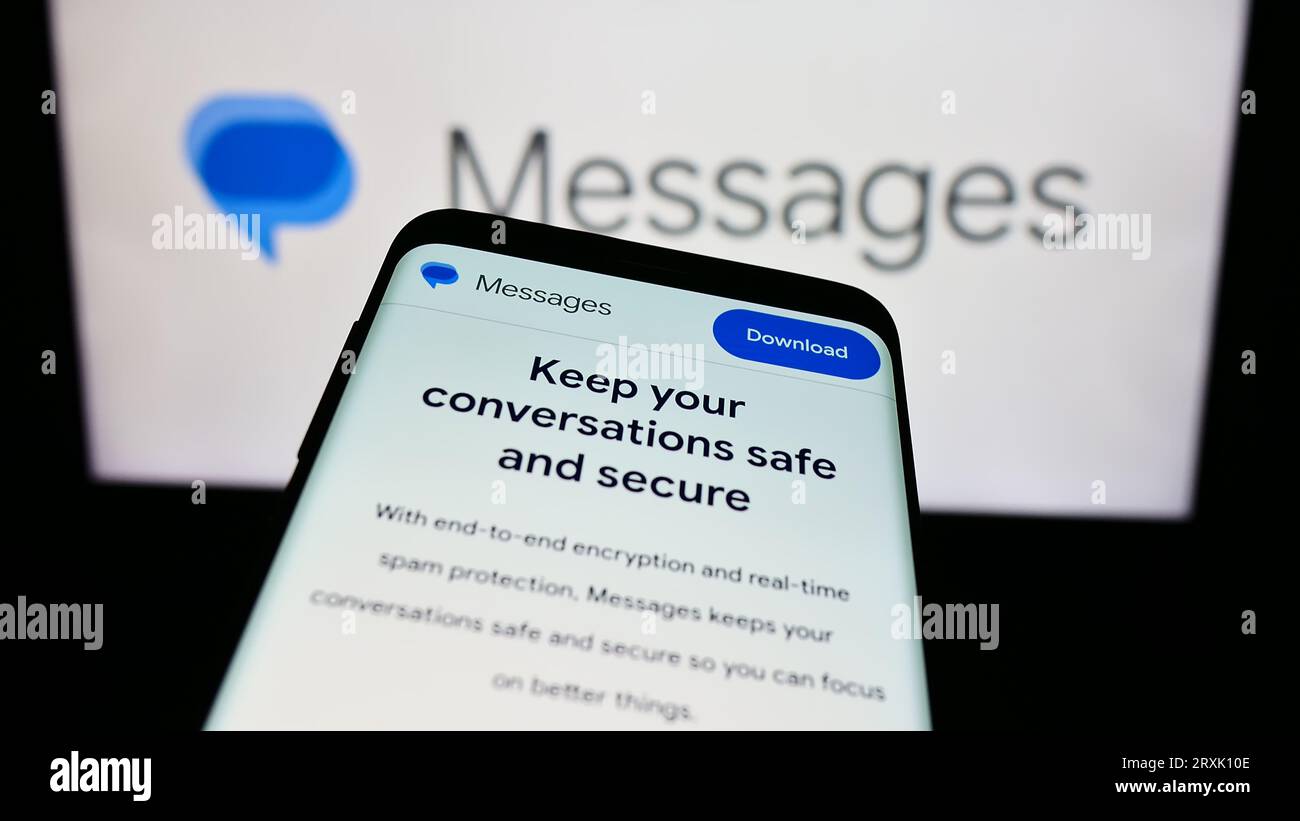 Mobiltelefon mit Webseite der Instant Messaging-App Google Messages auf dem Bildschirm vor dem Firmenlogo. Konzentrieren Sie sich auf die obere linke Ecke des Telefondisplays. Stockfoto