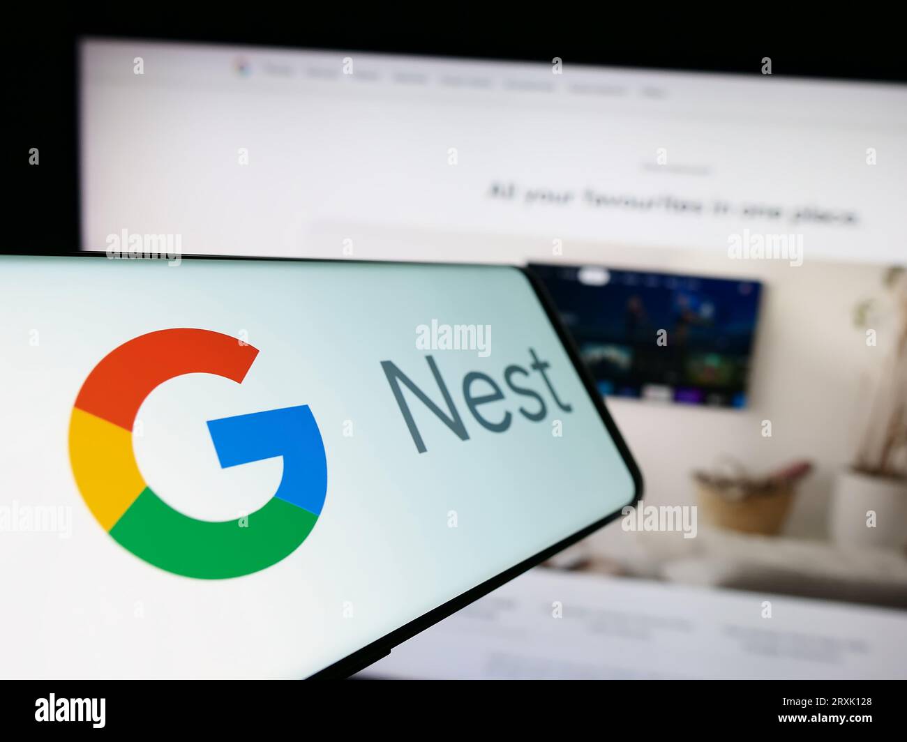 Mobiltelefon mit Logo der Smart-Home-Plattform Google Nest auf dem Bildschirm vor der Firmenwebsite. Konzentrieren Sie sich auf die Mitte-links-Anzeige des Telefons. Stockfoto