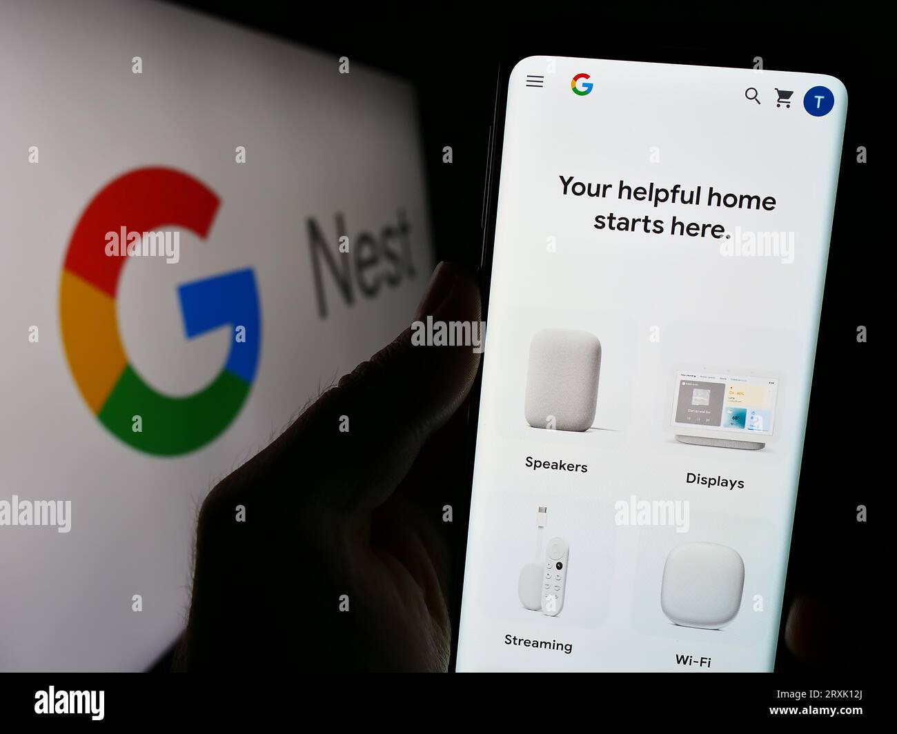 Person, die ein Mobiltelefon mit der Website der Smart-Home-Plattform Google Nest auf dem Bildschirm vor dem Logo hält. Konzentrieren Sie sich auf die Mitte der Telefonanzeige. Stockfoto