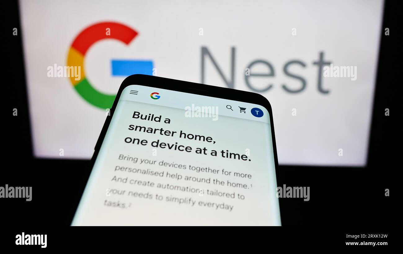 Smartphone mit Webseite der Smart-Home-Plattform Google Nest auf dem Bildschirm vor dem Firmenlogo. Konzentrieren Sie sich auf die obere linke Ecke des Telefondisplays. Stockfoto