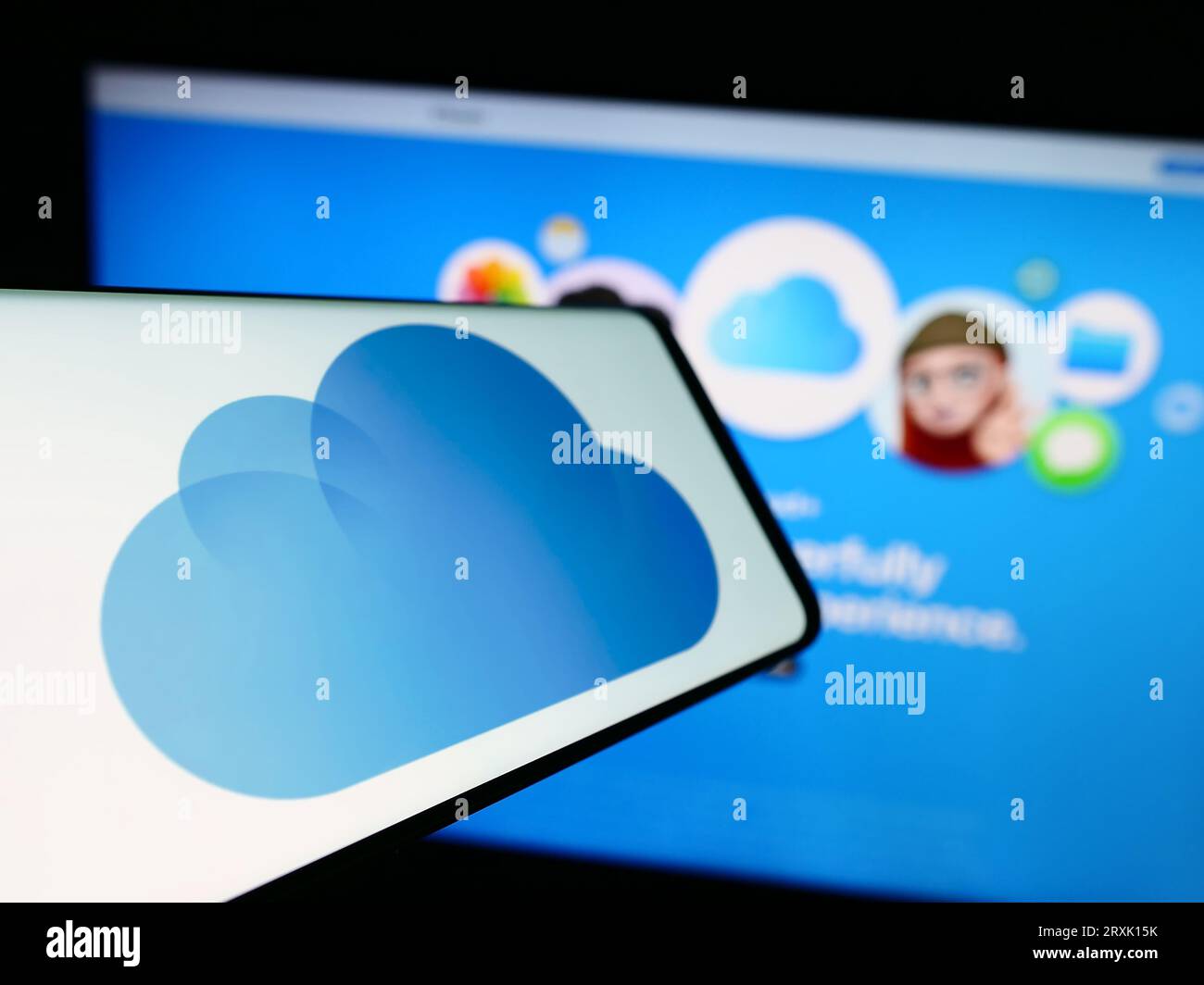 Smartphone mit Logo der Cloud-Speicherplattform Apple iCloud auf dem Bildschirm vor der Unternehmenswebsite. Konzentrieren Sie sich auf die Mitte-links-Anzeige des Telefons. Stockfoto
