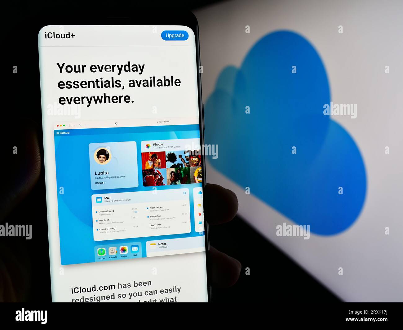 Person, die ein Mobiltelefon mit der Webseite der Cloud-Speicherplattform Apple iCloud auf dem Bildschirm vor dem Logo hält. Konzentrieren Sie sich auf die Mitte der Telefonanzeige. Stockfoto