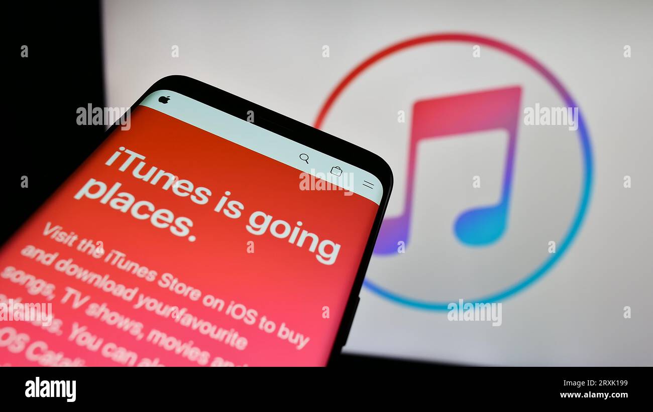 Smartphone mit Website der Mediensoftware Programm Apple iTunes auf dem Bildschirm vor dem Firmenlogo. Konzentrieren Sie sich auf die obere linke Ecke des Telefondisplays. Stockfoto