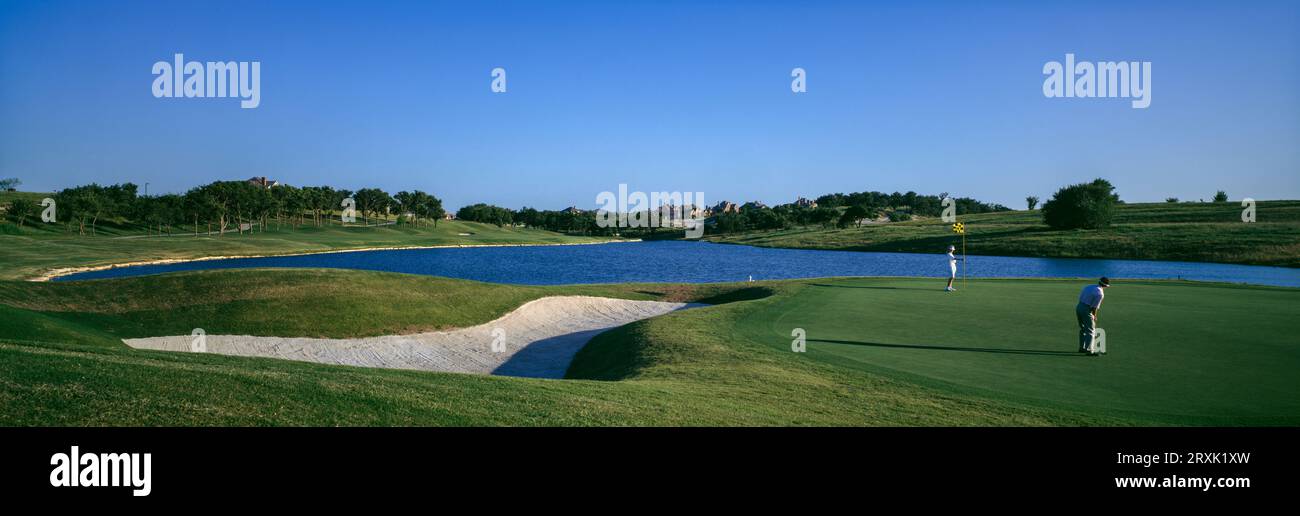 Zwei Golfspieler spielen auf dem Golfplatz in Fort Worth, Texas, USA Stockfoto