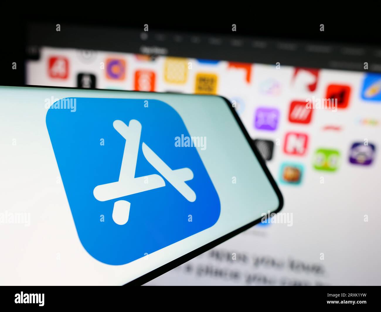 Smartphone mit Logo der Marketplace-Plattform Apple App Store auf dem Bildschirm vor der Business-Website. Konzentrieren Sie sich auf die Mitte-links-Anzeige des Telefons. Stockfoto