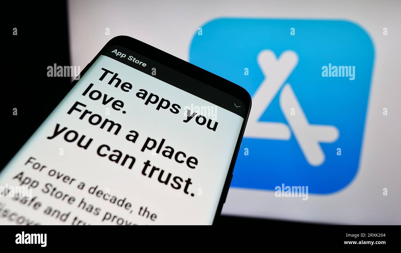 Mobiltelefon mit Website der Marketplace-Plattform Apple App Store auf dem Bildschirm vor dem Firmenlogo. Konzentrieren Sie sich auf die obere linke Ecke des Telefondisplays. Stockfoto