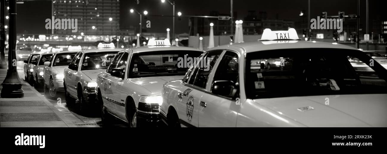 Taxis im Stau bei Nacht, Chicago, Illinois, USA Stockfoto