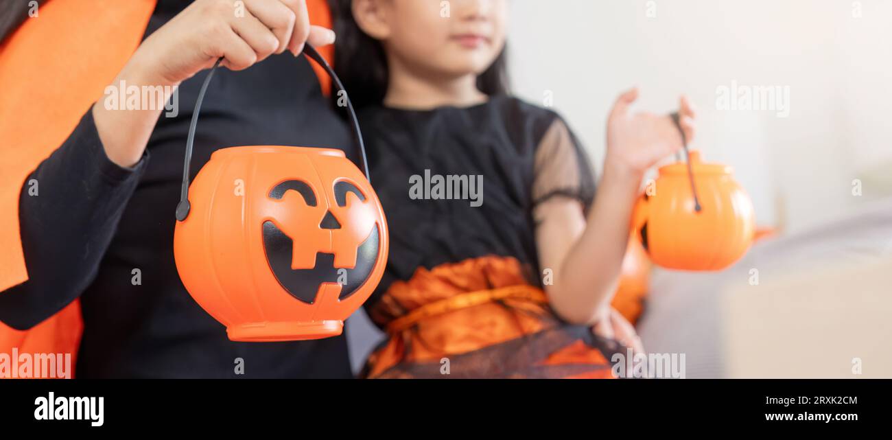 Halloween Konzept Mutter und Tochter bereiten sich darauf vor, zu Hause zusammen zu feiern wunderschön dekoriert Stockfoto