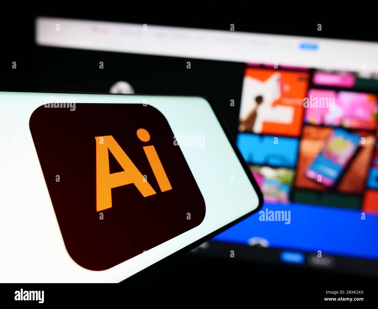 Smartphone mit Logo des Vektorgrafik-Editors Adobe Illustrator auf dem Bildschirm vor der Firmenwebsite. Konzentrieren Sie sich auf die Mitte der Telefonanzeige. Stockfoto