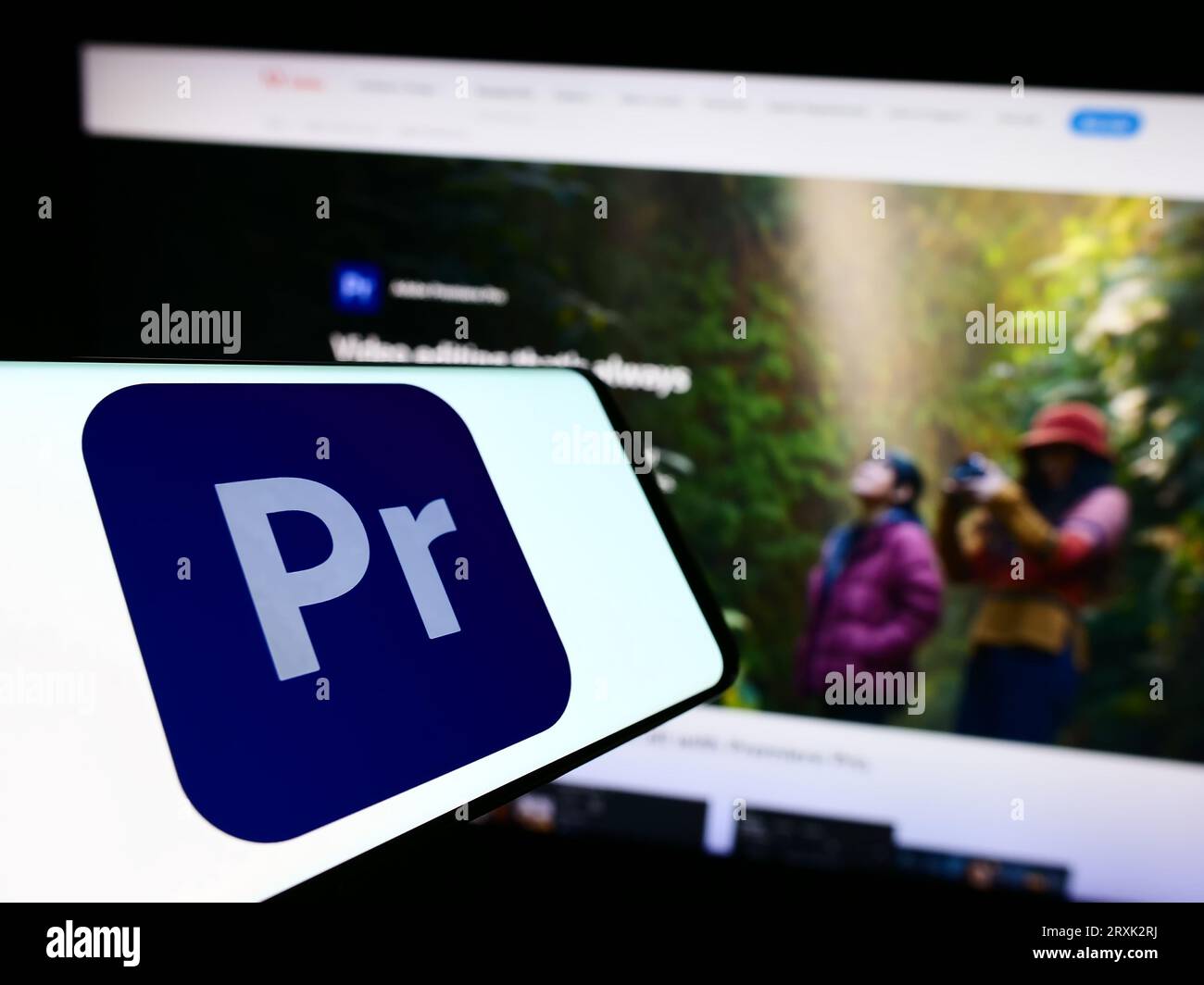Mobiltelefon mit Logo der Videobearbeitungssoftware Adobe Premiere Pro auf dem Bildschirm vor der Business-Website. Konzentrieren Sie sich auf die Mitte der Telefonanzeige. Stockfoto