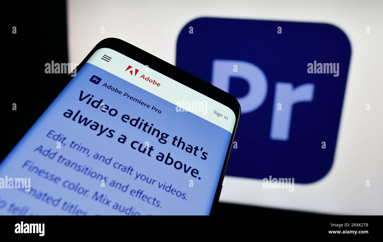 Smartphone mit Website der Videobearbeitungssoftware Adobe Premiere Pro auf dem Bildschirm vor dem Firmenlogo. Konzentrieren Sie sich auf die obere linke Ecke des Telefondisplays. Stockfoto