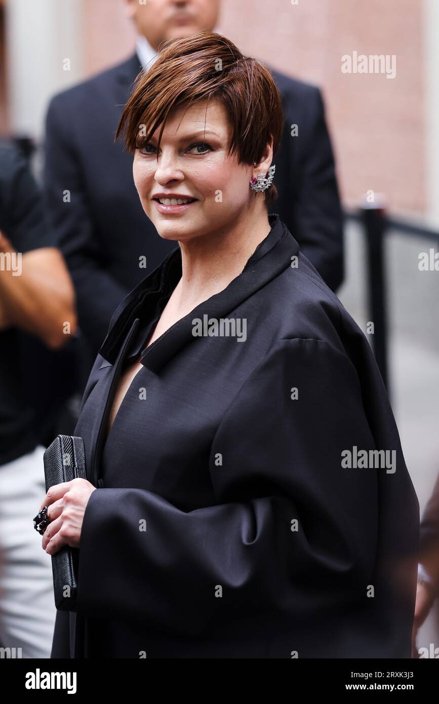 Mailand, Italien. September 2023. Linda Evangelista besucht die Fendi Fashion Show während der Milan Fashion Week Womenswear Frühjahr/Sommer 2024 am 20. September 2023 in Mailand, Italien (Foto: Alessandro Bremec/NurPhoto) Credit: NurPhoto SRL/Alamy Live News Stockfoto