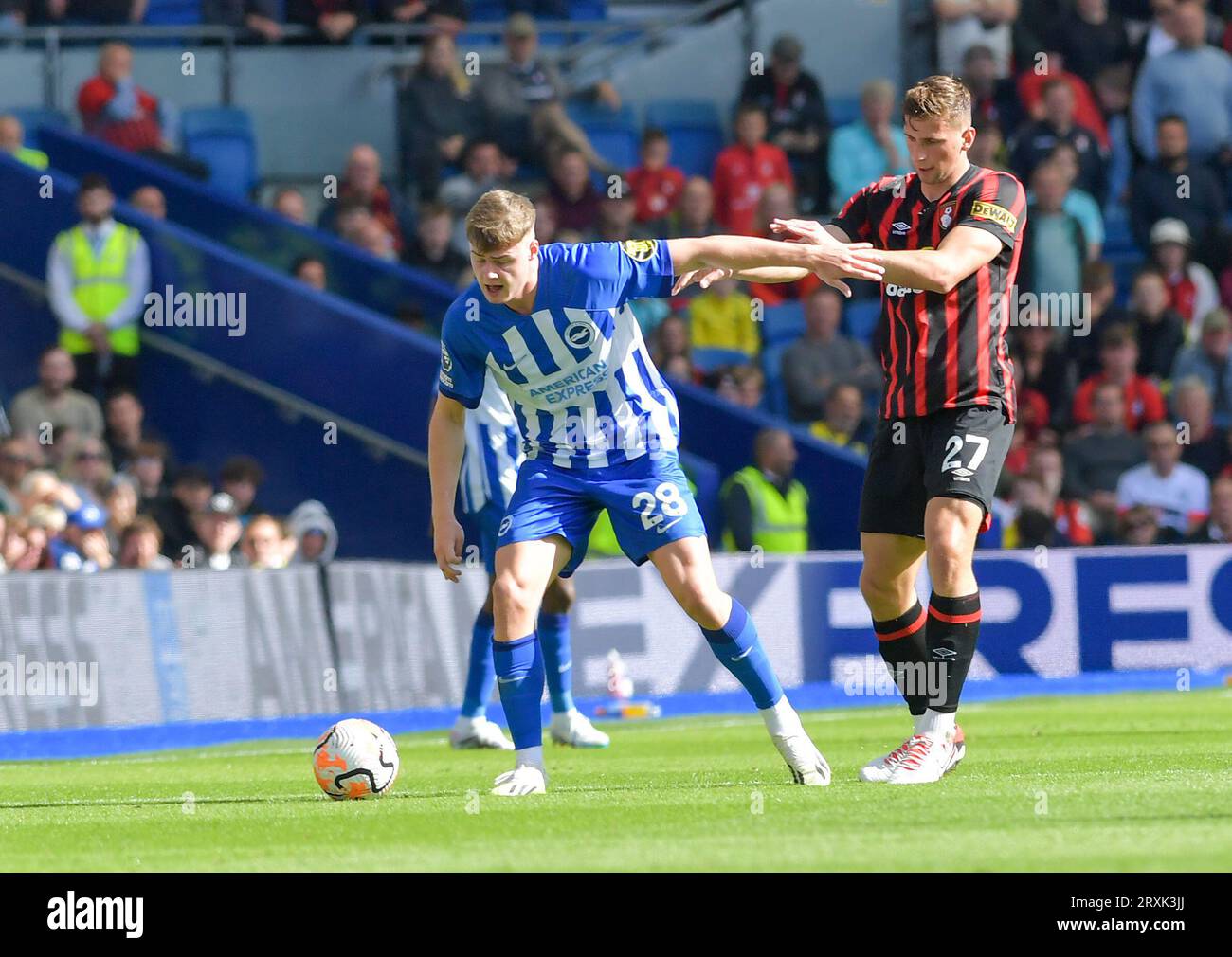 Evan Ferguson aus Brighton konkurriert um den Ball mit Illia Zabarnyi aus Bournemouth das Spiel der Premier League zwischen Brighton und Hove Albion und AFC Bournemouth im American Express Stadium, Brighton, Großbritannien - 24. September 2023 Foto Simon Dack / Telephoto Images. Nur zur redaktionellen Verwendung. Kein Merchandising. Für Football Images gelten die FA- und Premier League-Einschränkungen, einschließlich keine Nutzung des Internets/Mobilgeräts ohne FAPL-Lizenz. Für weitere Informationen wenden Sie sich bitte an Football Dataco Stockfoto