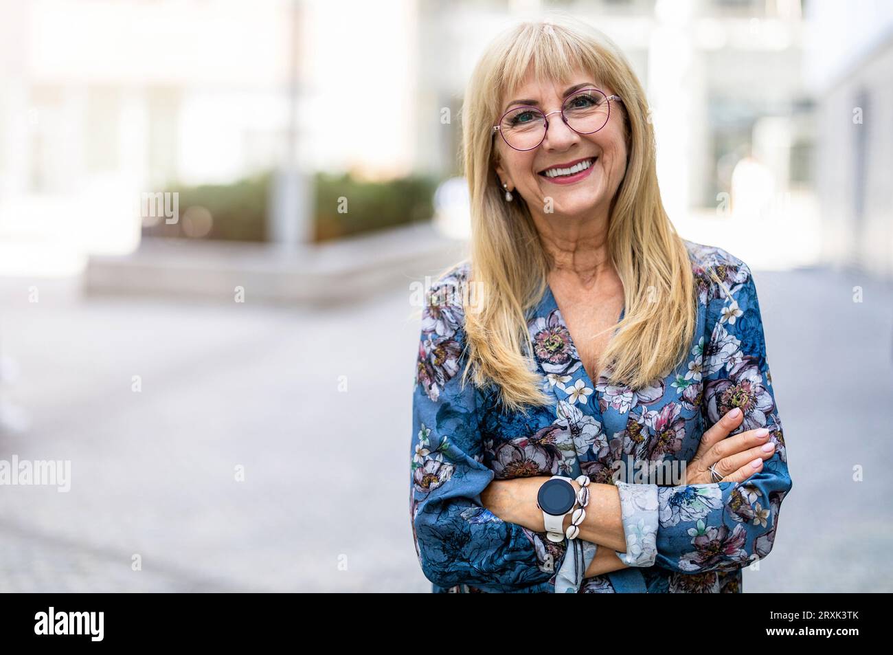 Porträt einer glücklichen Seniorin mit Brille, die draußen steht Stockfoto