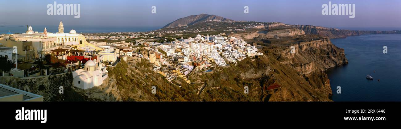Küstenstadt auf der Insel Santorin, Fira, Südägäis, Griechenland Stockfoto