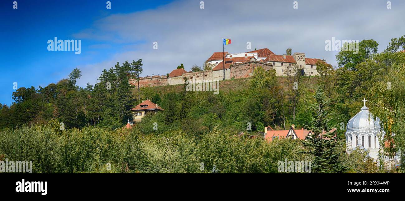 Mittelalterliche Festung, umgeben von grünen Bäumen im Sommer, Brasov, Brasov County, Rumänien Stockfoto