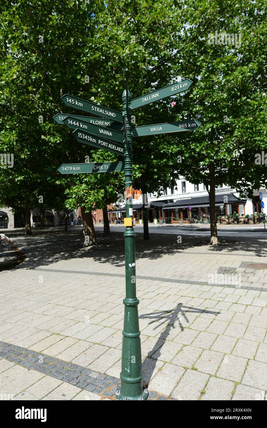 Ein Entfernungsschild am öffentlichen Platz, Stortorget, Malmö, Schweden Stockfoto