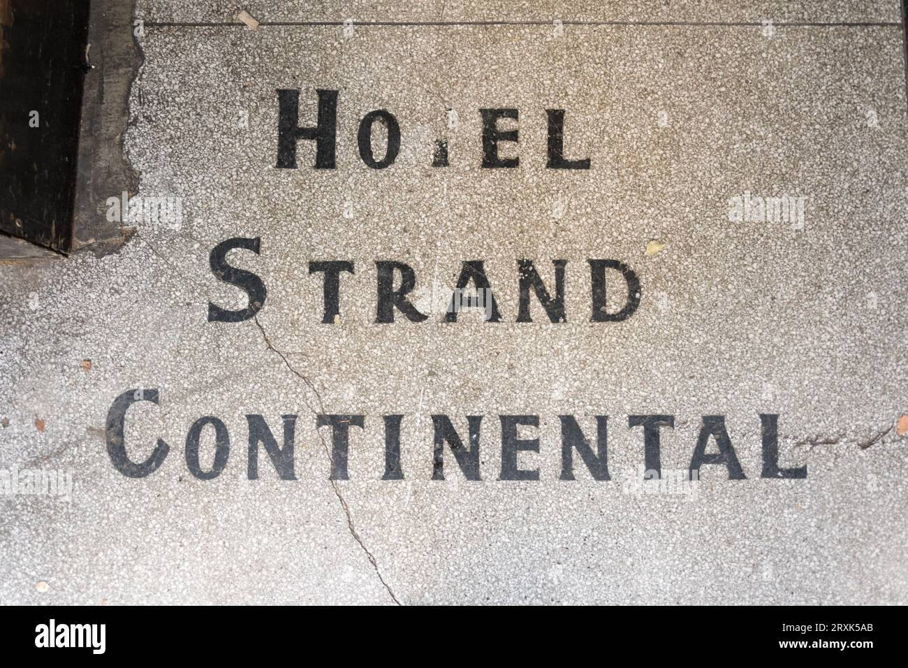 Wegweiser zum Strand Continental, The India Club, on the Strand, London, WC2, England, Großbritannien Stockfoto
