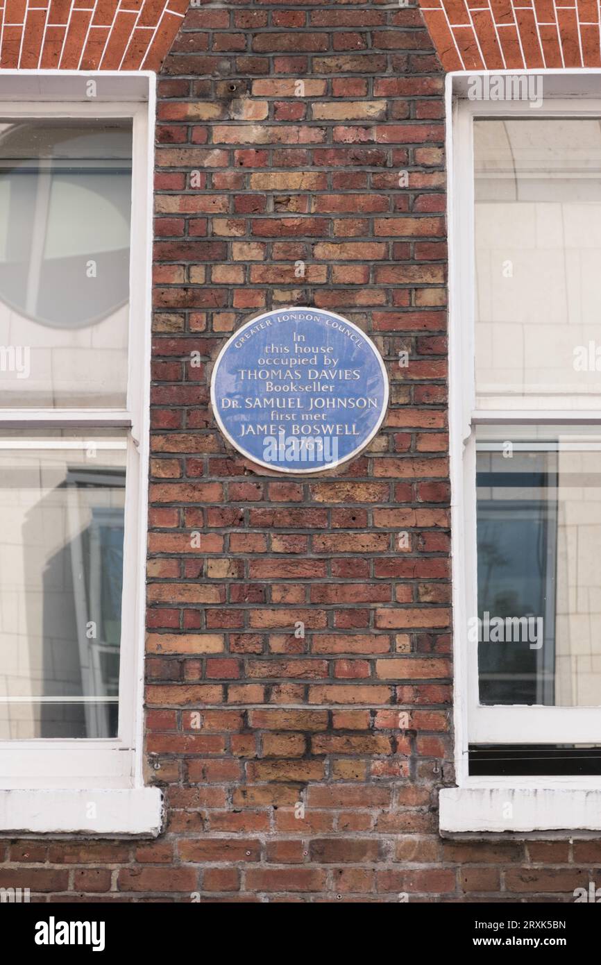 Blaue Gedenktafel zum Gedenken an die Insassen Thomas Davies, Dr. Samuel Johnson und James Boswell, Russell Street, Covent Garden, London, WC2, England, Großbritannien Stockfoto
