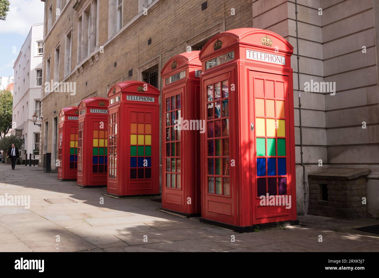 Eine Reihe klassischer K6-Telefonboxen in Rot, dekoriert mit LGBTQ-Regenbogenfarben in Broad Court, Covent Garden, London, England, Großbritannien Stockfoto