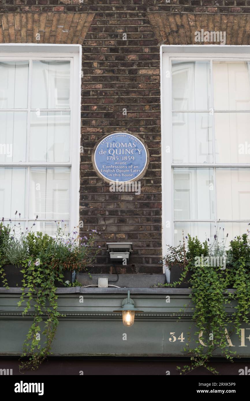 Blaue Gedenktafel zum Gedenken an den Schriftsteller Thomas de Quincey, der Confessions of an English Opium Eater schrieb, Tavistock Street, London, WC2, England, GROSSBRITANNIEN Stockfoto