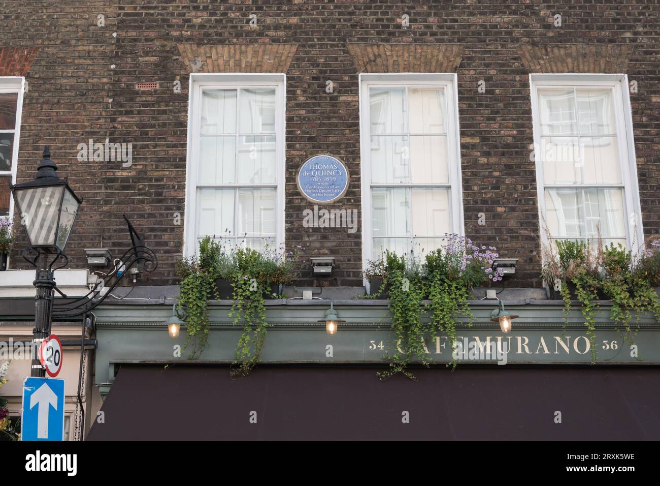 Blaue Gedenktafel zum Gedenken an den Schriftsteller Thomas de Quincey, der Confessions of an English Opium Eater schrieb, Tavistock Street, London, WC2, England, GROSSBRITANNIEN Stockfoto