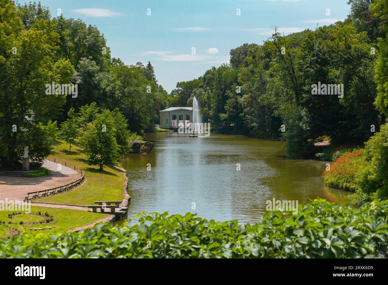 Uman, Ukraine - 24. Juni 2023: Sofiyivka National Dendrological Park im Sommer. Blick auf den Brunnen und Bogen Stockfoto