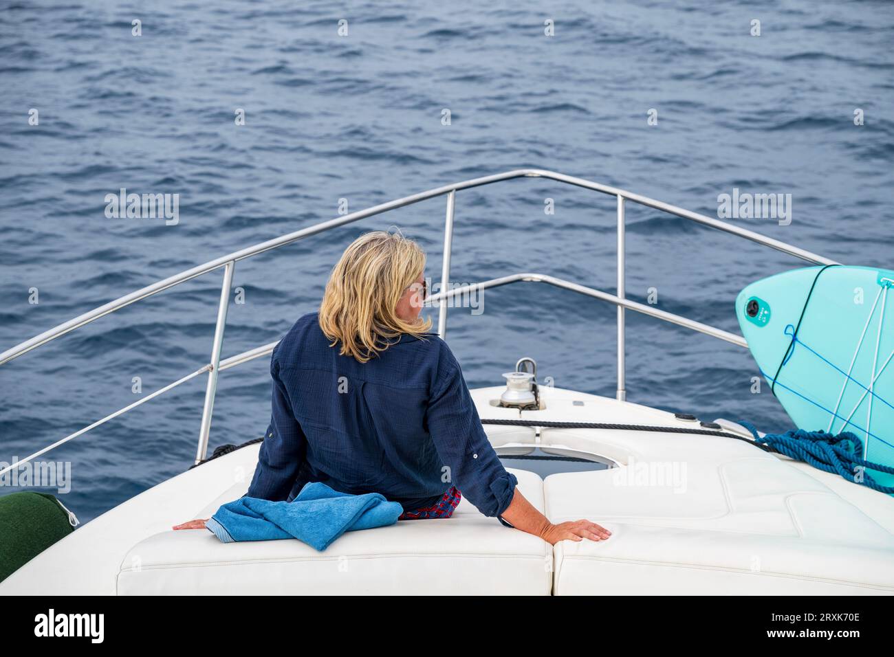 Frauen, die sich auf der Motoryacht entspannen Stockfoto