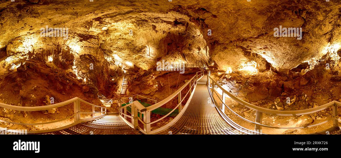 Beleuchtetes Innere der Valea Cetatii-Höhle, Rasnov, Kreis Brasov, Rumänien Stockfoto