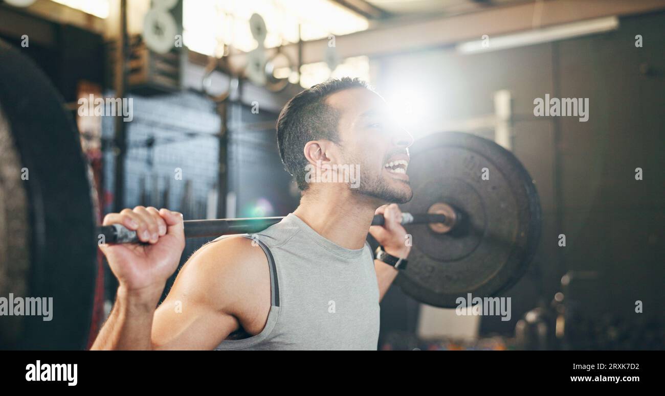 Mann im Fitnessstudio, Gewichtheben und Langhantel mit Schwerpunkt auf muskelaufbauender Ausdauer, starkem Körper und ausgeglichener Kraft in der Fitness. Engagement, Motivation und Stockfoto