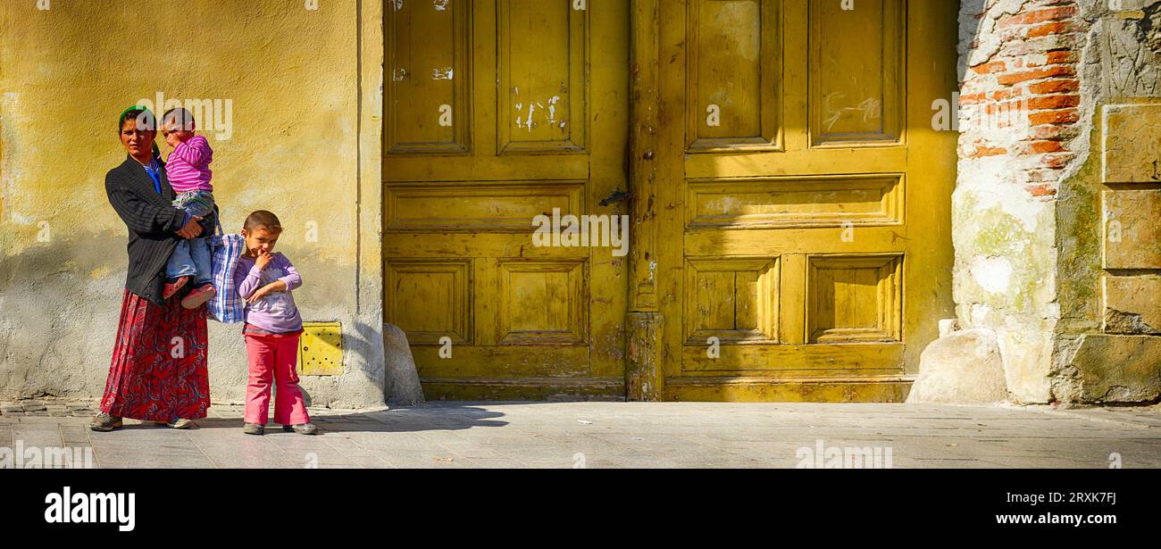Mutter steht mit zwei Söhnen an der großen Tür, Sibiu, Sibiu County, Rumänien Stockfoto