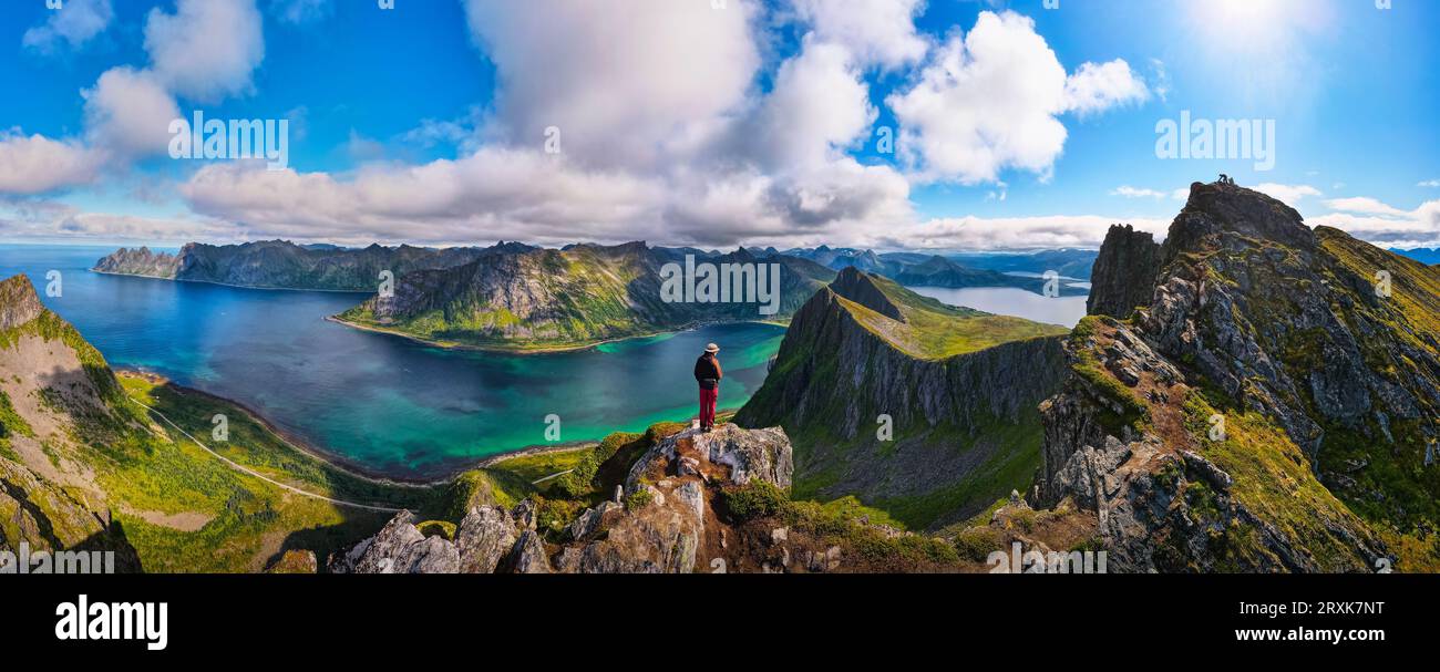 Wanderer auf dem Gipfel des Husfjellet auf der Insel Senja in Norwegen Stockfoto